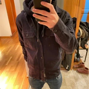 Mörkblå Overshirt - Riktigt snygg Overshirt i bra skick | OBS fläckar på spegel inte plagg | Storlek S | Skriv vid funderingar och akicka gärna bud!