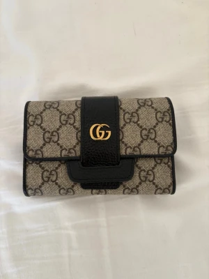 Trendig plånbok  - Ej äkta, aldrig använd. Super fin! 