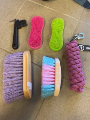 Ryktborstar  - 2 st Magic brush (ordinarie pris 100kr)  1 hovkrats (ordinarie pris 30kr) Rotviska (ordinarie pris: 70kr) Sista regnbågs borsten kosta runt 50kr Och grimskaft