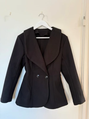 Svart figursydd kappa  - Svart figursydd kappa i storlek S. Aldrig använd. 