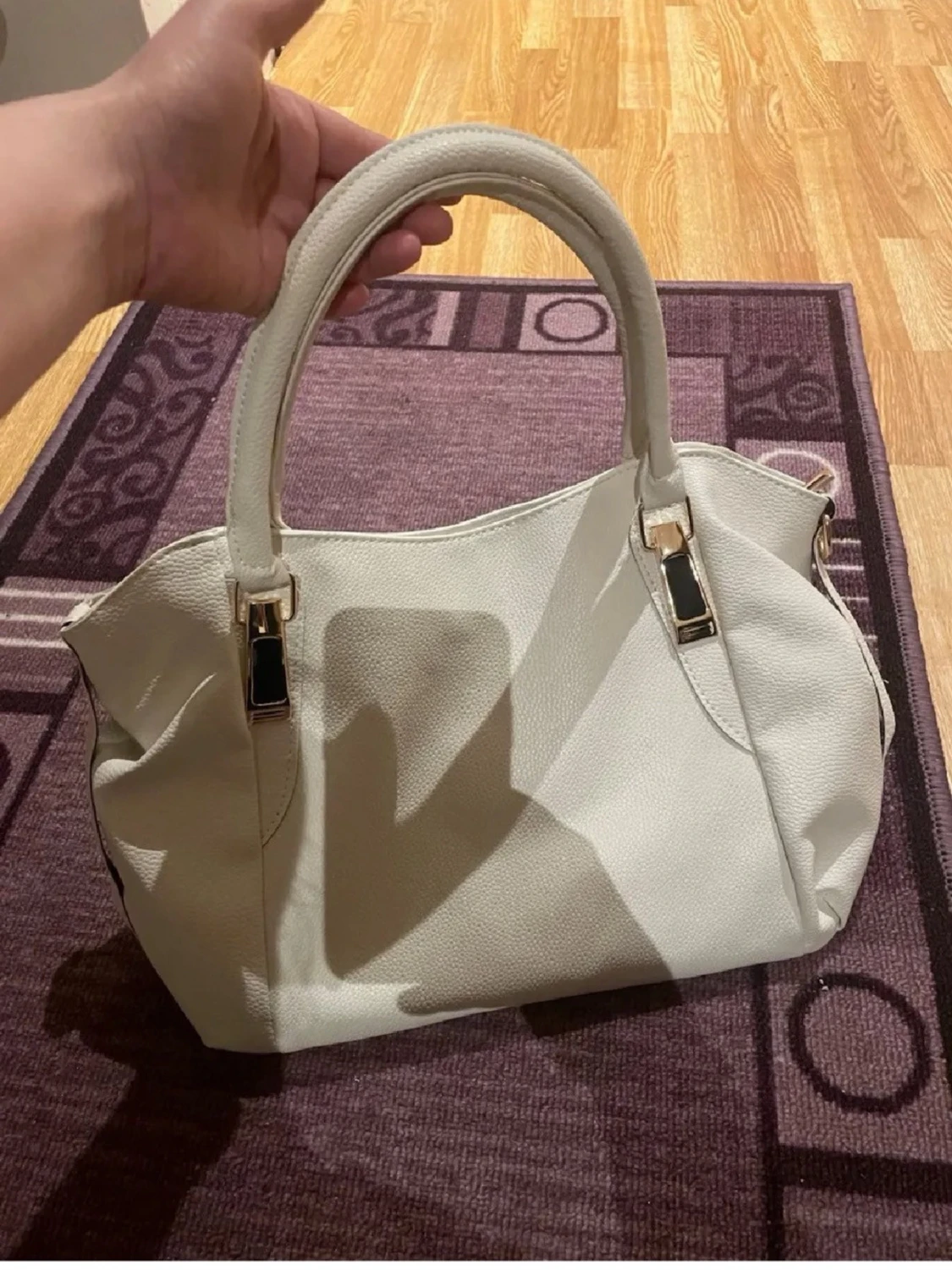 Vit handväska med gulddetaljer - 2