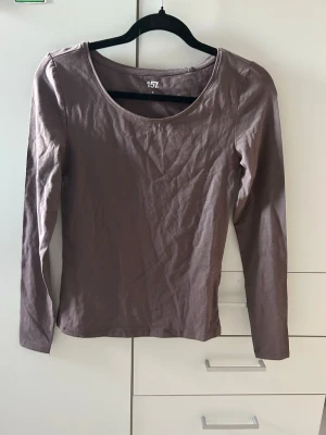 Brun långärmad tröja från 157 - Säljer en enkel brun långärmad tröja från 157 i storlek S. 