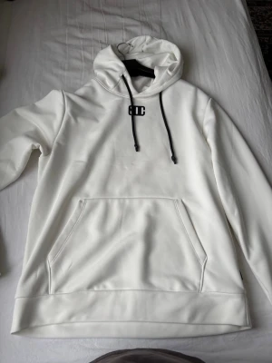 Vit hoodie  - Säljer en vit hoodie från stadium som är i nyskick. 