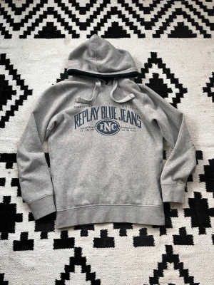 Replay hoodie - Säljer min grå replay hoodie! Skick 7/10
