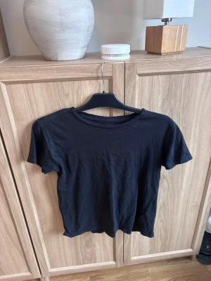 Svart t-shirt  - Storlek XS från lager 157