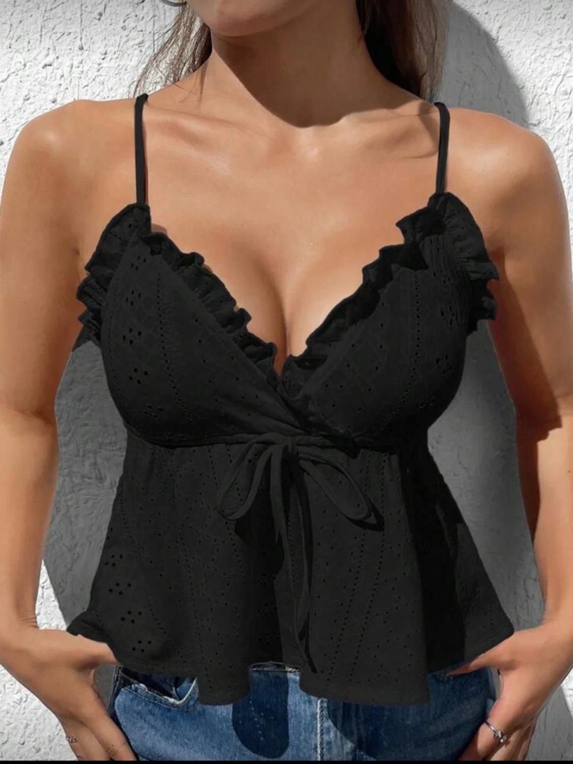 Vit linne med volanger 