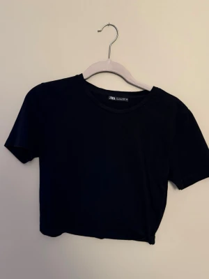 Zara croppad Tshirt - 🖤