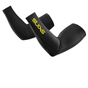 Svarta kompressionsärmar från Skins - Säljer ett par svarta kompressionsärmar från Skins med gula detaljer och logga. Storlek: L. Nypris: 595kr