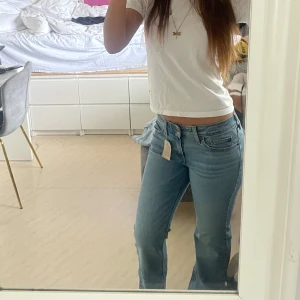 Levis bootcut jeans - Säljer ett par Levis superlow bootcut jeans i ljusblå tvätt med klassisk low waist bootcut passform.  Köpta för 949kr och är i nyskick. Säljer då de inte kommit till användning💞