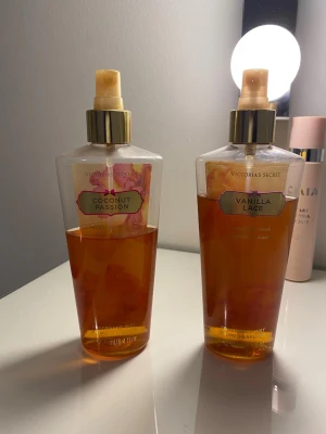 Victoria's Secret mist duo - Två populära body mists: Coconut Passion (vanilla & coconut) och Vanilla Lace (vanilla & musk). Varje flaska innehåller dock mindre än 250 ml. Perfekt för dig som vill ha en god och söt doft i vardagen. Säljer båda för 150kr, annars en för 80kr