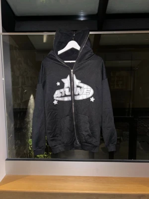4tune zip hoodie - En 4tune hoodie som nästan aldrig använts. Ska vara S men sitter mer som M/L nästan. Den är inte äkta men ändå snygg och ett enkelt val till outfiten. Skriv för mer frågor!