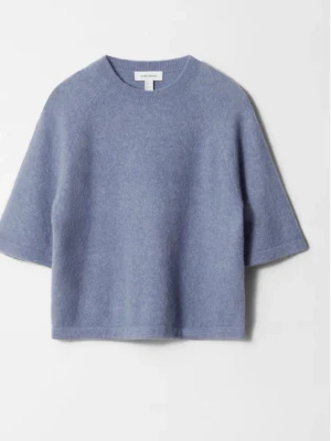 Blå stickad tröja från & Other Stories - Säljer en blå stickad tröja från & Other Stories med korta ärmar och rund hals.Tröjan är tillverkad i mjukt material som känns skönt mot huden och är väldigt stilren. Används fåtal gånger💕