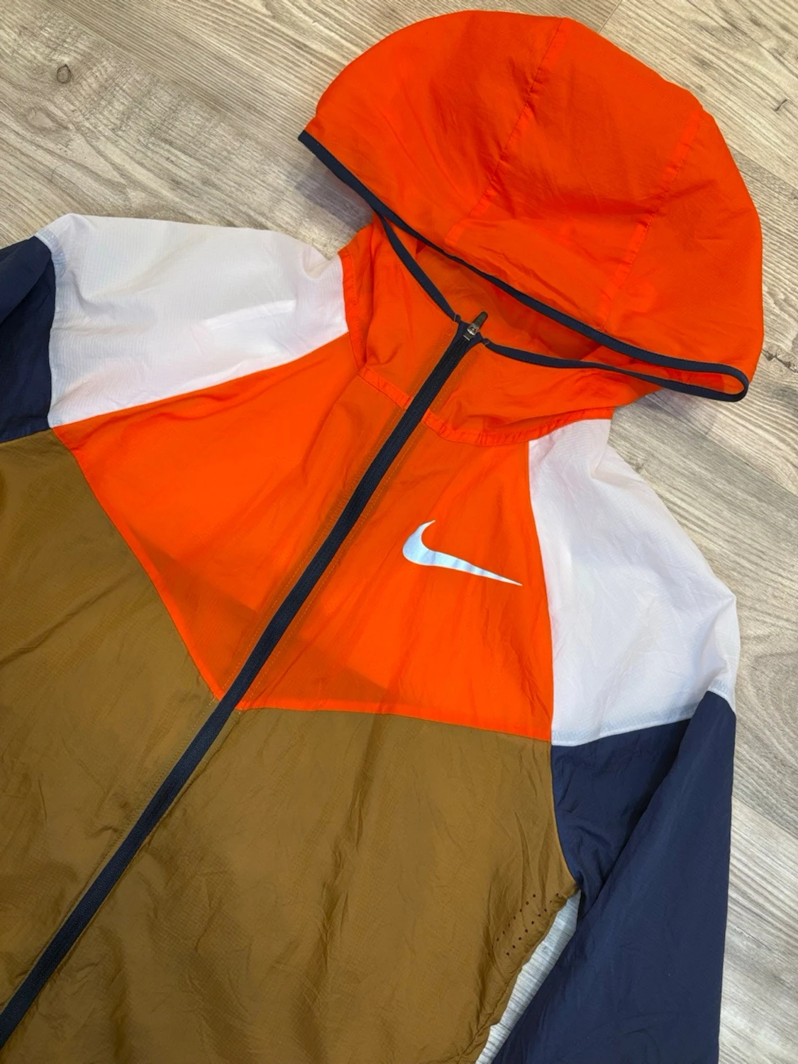 Nike vindjacka med huva i orange och brunt - 1