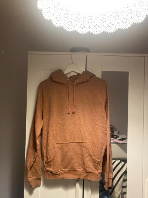 Hoodie - Korallfärgad hoodie från Lager157. Storlek XS men passar S också. Knappt använd så i mycket bra skick!🫶🏼