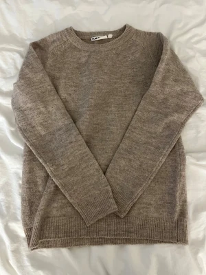 Beige stickad tröja  - Köpt på Ullared för ngt år sedan, använd 2 ggr