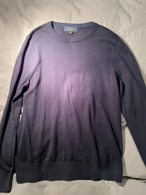 Mörkblå tröja från OVS, storlek S - Säljer en stilren mörkblå tröja från OVS i storlek S. Tröjan har rund halsringning, långa ärmar och ribbade muddar vid ärmslut och nederkant. Perfekt för dig som gillar enkel och klassisk design. Materialet känns mjukt och skönt mot huden.