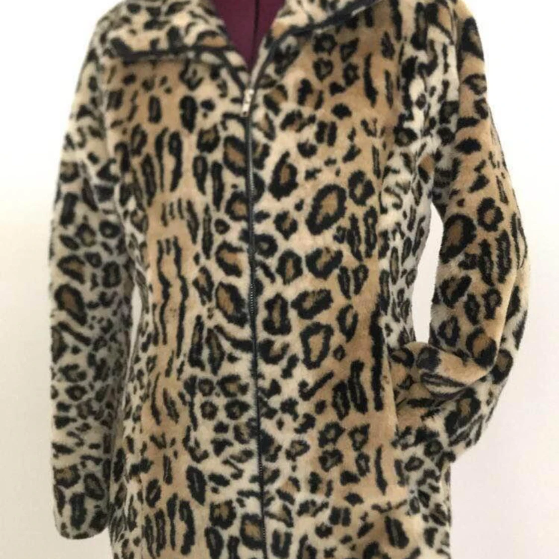 Leopardmönstrad teddyjacka med dragkedja