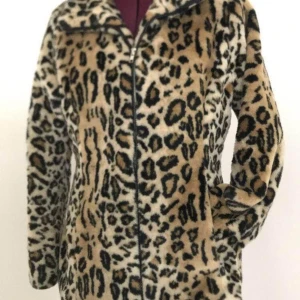 Leopardmönstrad teddyjacka med dragkedja - Säljer en snygg teddyjacka med leopardmönster i beige och svart. Jackan har hel dragkedja framtill, hög krage och långa ärmar. Perfekt för dig som vill sticka ut och hålla dig varm med stil. Jackan har en mjuk och fluffig känsla som ger extra cozy vibes.