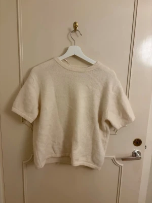 Beige stickad kortärmad tröja - Beige kortärmad stickad tröja från ginatricot 