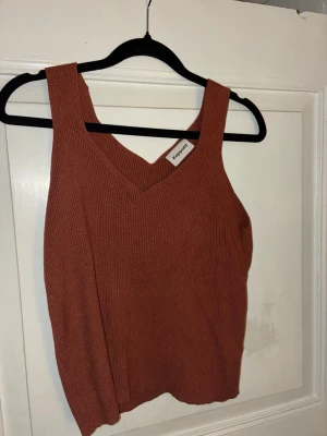 Rostbrun ribbad linnetopp Kappahl - Säljer en snygg rostbrun ribbad linnetopp från Kappahl. Toppen har breda axelband och v-ringad halsringning. Perfekt för varmare dagar och enkel att styla till olika outfits.