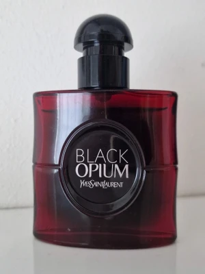 Black Opium Over Red parfym - Black Opium Over Red parfym 30 ml. Använd ganska lite.