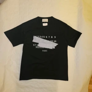 Maison Margiela t-shirt - Svart Maison Margiela t-shirt || Storlek S 