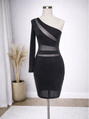 Elegant cocktailklänning-fyndpris - Stilren och feminin cocktailklänning med elegant glans. Perfekt för fest, middagar och speciella tillfällen. Sitter snyggt på kroppen och är bekväm tack vare stretchmaterialet.  Detaljer: 	•	Storlek: S 	•	Färg: Svart 	•	Material: 95% polyester, 5% elastan 	•	Skick: Mycket fint, knappt använd