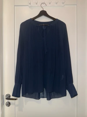 Marinblå blus  - Marinblå blus från Freequent i storlek M 