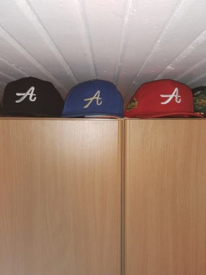 Kepsar  - 5st tvär-schyssta kepsar i olika färger,4st med logotyp "A" och 1st med logotyp "LA" använda ett fåtal gånger. 300:-  för allihop eller alternativt 95kr/st 