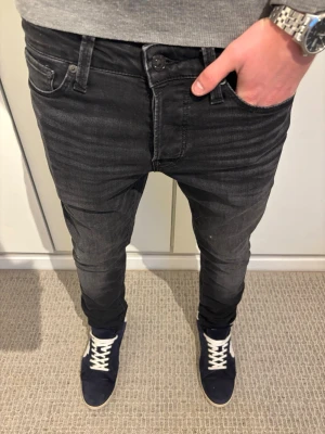 Mörkgråa slim jeans från Jack & Jones - Tja! Säljer dessa riktigt snygga jeans ifrån Jack & Jones | W29 L30 | Jag på bilden är 182! | Hör av er vid minsta lilla fundering🙌