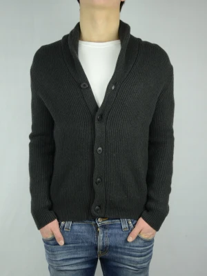 Massimo Dutti cardigan  - MASSIMO DUTTI STICKAD CARDIGAN  Storlek : M  Passform : Normal  Användning : Tröjan är i ett väldigt fint skick utan defekter  Nypris : Cirka 1300SEK  Modellen på bilen är 182CM och väger 77KG
