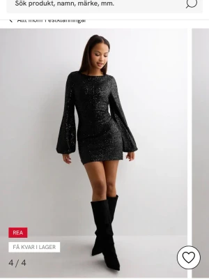 Svart glittrig kortklänning från Nelly - Säljer den populära slutsålda fest klänningen från Nelly med öppen rygg  Nypris 600kr Jag har storlek X-small och passar mig som är 170 lång och har xs och s på andra klädesplagg! Använd 1 gång!💕