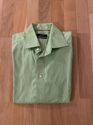 Grön rutig skjorta från Eton - Snygg grön skjorta från Eton i contemporary fit. Nypris ca 1700kr mitt pris endast 199 kr. Fraktar inom 1 dag, om du har någon fundering så är det bara att höra av sig😊
