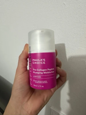 Paula's Choice Pro-Collagen Peptide - Pro-Collagen Peptide Plumping Moisturizer från Paula's Choice med 3 peptider. Kommer i en cylinderformad pumpflaska på 50 ml med stark rosa etikett och vit lock. Gel-cream formula som återfuktar och ger studsig känsla till huden.