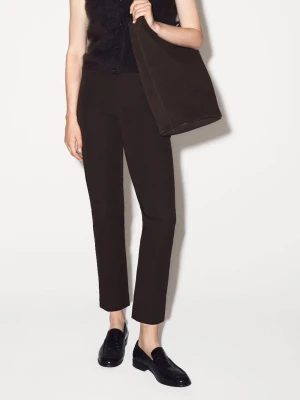 Mörkbruna croppade byxor från COS - Säljer ett par mörkbruna croppade byxor från COS i storlek 36. Byxorna har en clean look med smal passform, hög midja och diskret dragkedja i sidan. Perfekta till sneakers eller loafers. Använda 2-3 gånger och är i mycket bra skick.