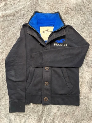 Hollister Cardigan - Säljer denna sällsynta och mycket eftertraktade Hollister Cardigan | Storlek S | Mycket bra skick | Vid eventuella frågor hör gärna av dig och erbjuder bra pris vid köp av bundle 😁✅