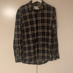 Rutig skjorta från Selected Homme - Snygg rutig skjorta från Selected Homme i mörkblått, vitt och brunt. Aldrig använd!!