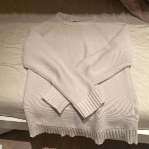 Beige stickad tröja från Kappahl - Säljer en stilren beige stickad tröja från Kappahl i storlek 158/164. Tröjan har rund halsringning, långa ärmar och breda ribbade muddar vid ärmslut och nederkant. Perfekt för lager-på-lager och enkel att matcha med jeans eller kjol.