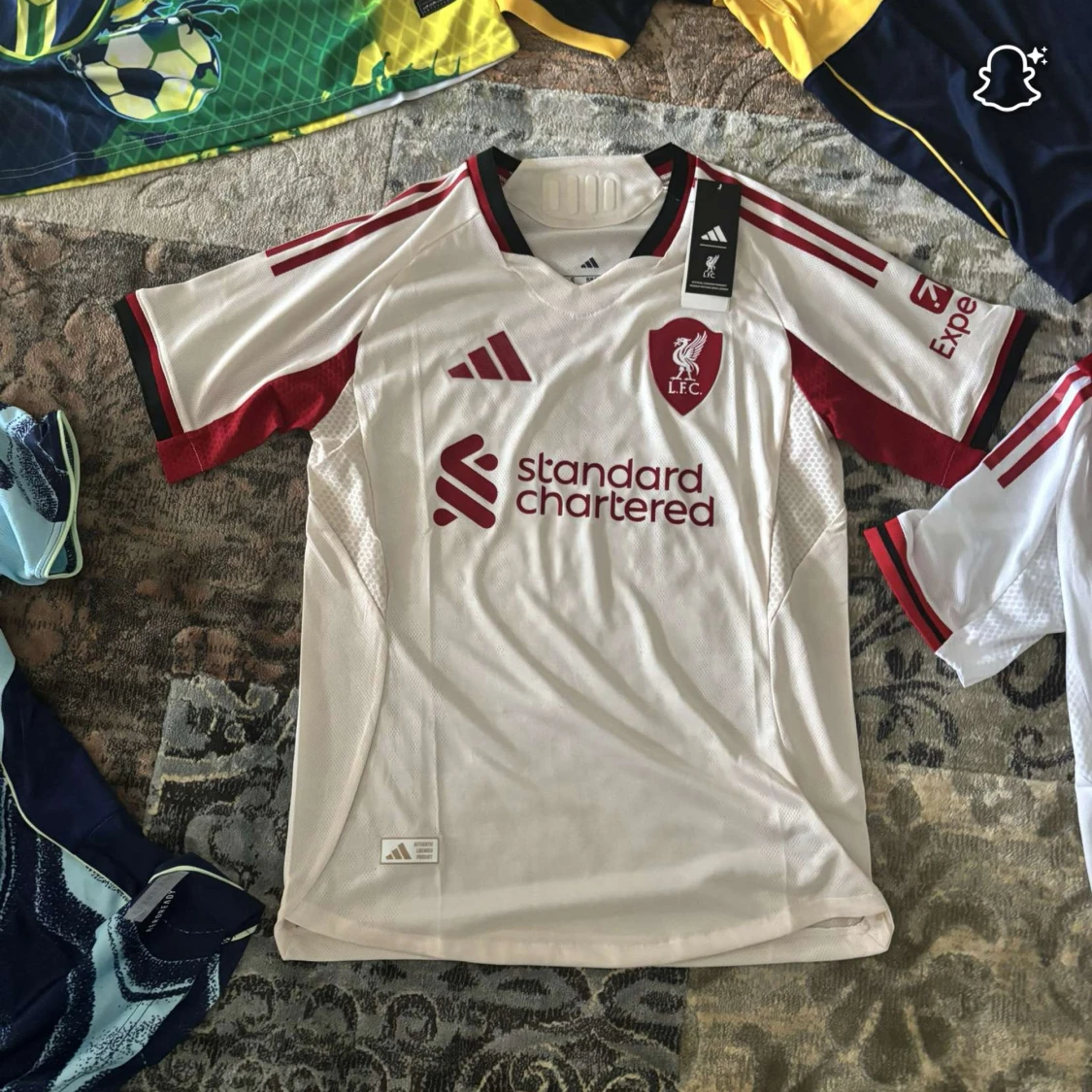 Liverpool vit och röd fotbollströja Adidas