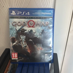 Horizon Zero Dawn - Upptäck en episk värld fylld av mäktiga robotdjur och spännande äventyr! Horizon Zero Dawn bjuder på action, utforskning och en stark huvudkaraktär som kämpar mot futuristiska maskiner i en fantastisk naturmiljö.
