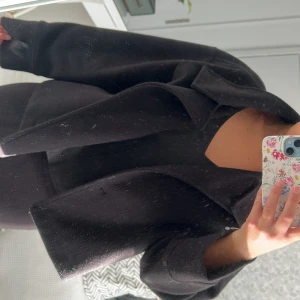 Svart kappa från Gina Tricot - Säljer denna fina kappa från Gina!🩷💖 perfekt till hösten🥹 jag har hundar så de kan synas men de mesta är borta!