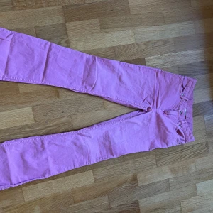 Rosa bootcut lågmidjade - Snygga rosa byxor med lågmidjade och bootcut. 
