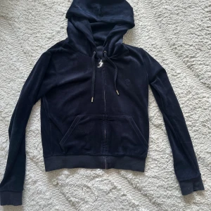 Svart velour hoodie från Juicy Couture - Säljer en svart hoodie från Juicy Couture i mjuk velour med dragkedja och huva. Den är i storlek S och jag säljer även byxorna till denna i ett annat inlägg. Jag finns tillgänglig i Skövde, Borås & Värnamo🥰🥰🥰