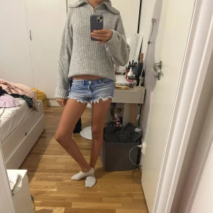 Grå stickad tröja  - En jätte fin stickad tröja ifrån Pull&bear som jag säljer efter som den inte kommer till användning längre💕