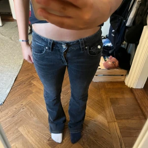 Svarta bootcut jeans med fickdetaljer - Säljer dessa snygga svarta jeans från Gina, med bootcut passform och klassiska fem fickor. Byxorna har låg midja och coola ficklock med knapp bak. Dom är använda för ett tag sen men fortfarande i väldigt bra skick!! Dom är i storlek 152💕priset kan diskuteras