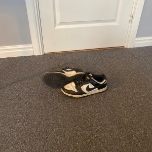 Nike Dunk svartvita sneakers (panda dunks) - Äkta panda dunks i storlek 40 men som passar mig som har 41. Säljer då de inte kommer till användning.