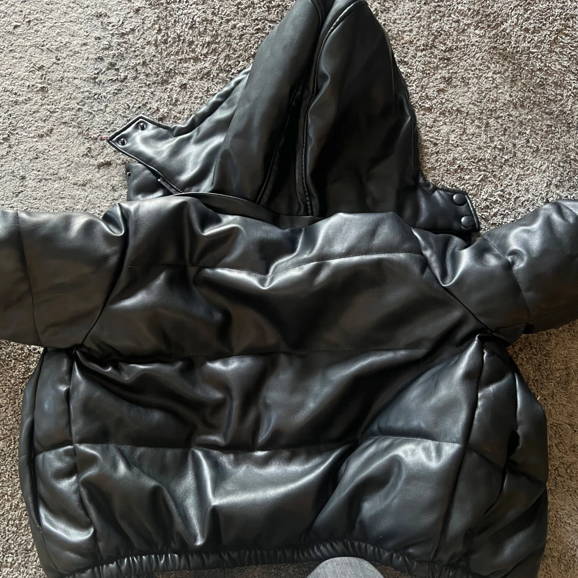 Svart pufferjacka i skinnimitation - 3