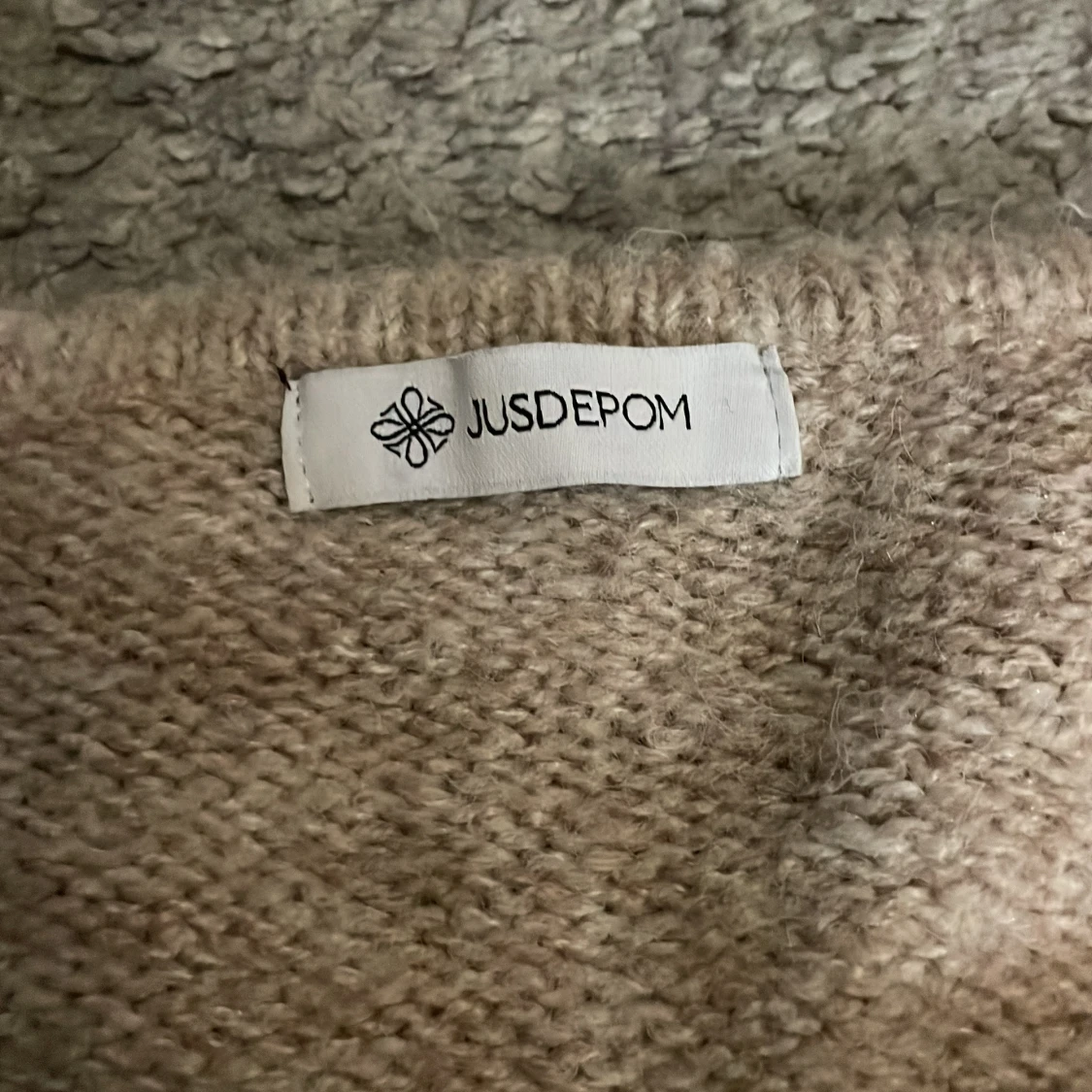 Beige stickad kofta med snörning - 3