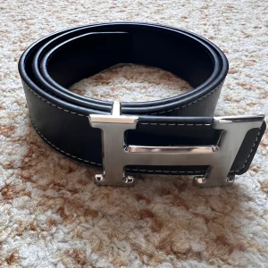 Svart H bälte  - Säljer svart Herrmes bälte i storlek 115. Kom privat för fler frågor. Kan gå ner i pris vid snabb affär  