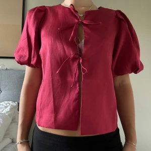 Röd neo noir topp - Röd neo noir topp, som är använda endast en gång på jul. Tryck inte på KÖP DIREKT utan skriv privat om du är intresserad! 💛